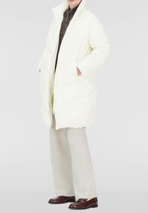 пуховик  по цене 158830 руб вид справа