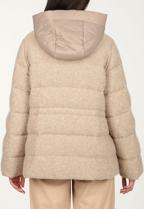 Товар бежевого цвета с внутренней стороны