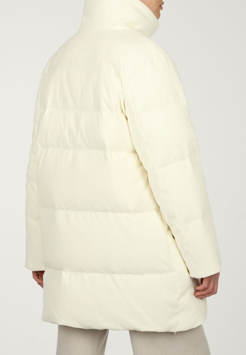 Товар белого цвета с внутренней стороны