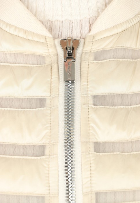 Товар бежевого цвета с внутренней стороны