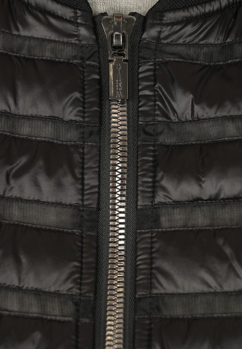 Товар черного цвета с внутренней стороны