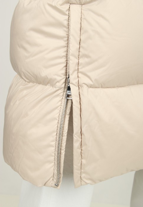 Товар бежевого цвета с внутренней стороны