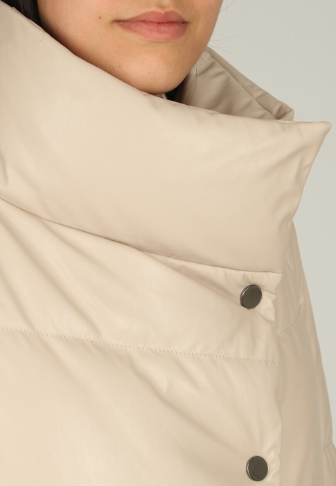 Товар бежевого цвета с внутренней стороны