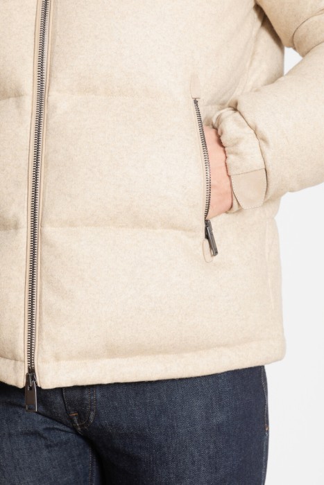 Товар бежевого цвета с внутренней стороны