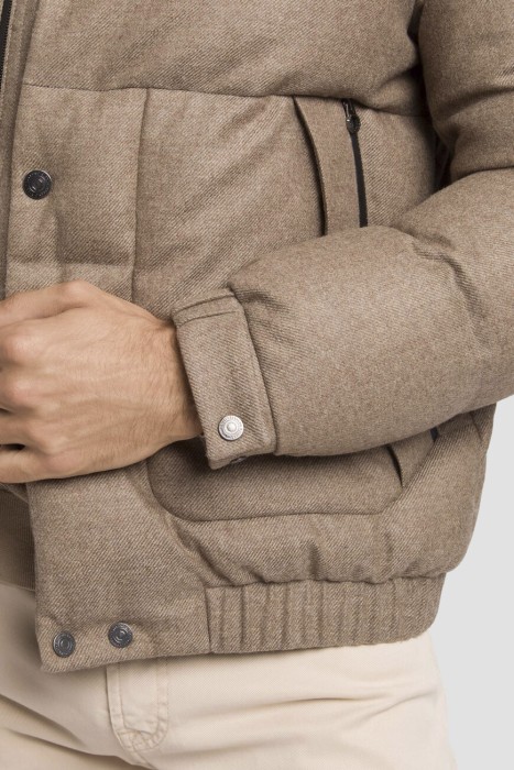 Товар коричневого цвета с внутренней стороны