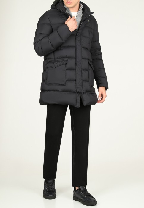 пуховик  по цене 139900 руб вид справа