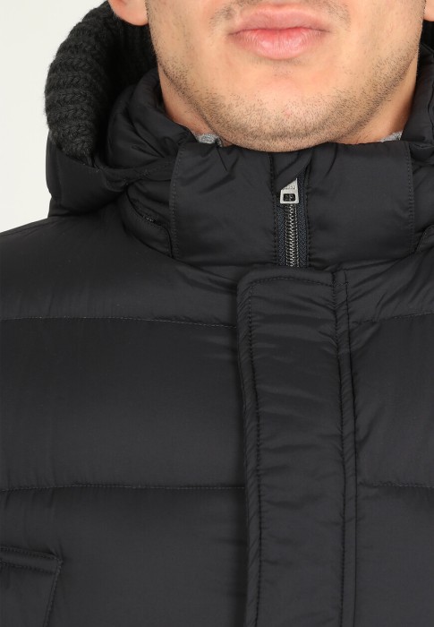 Товар черного цвета с внутренней стороны