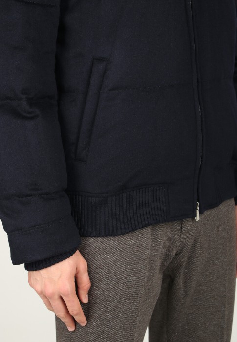 Товар синего цвета с внутренней стороны