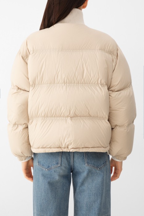 пуховик  по цене 225900 руб вид справа