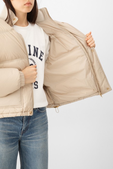 Товар бежевого цвета с внутренней стороны