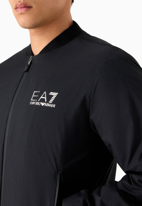 Товар черного цвета с внутренней стороны