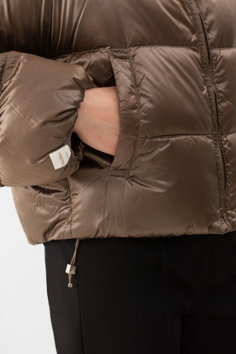 Товар коричневого цвета с внутренней стороны