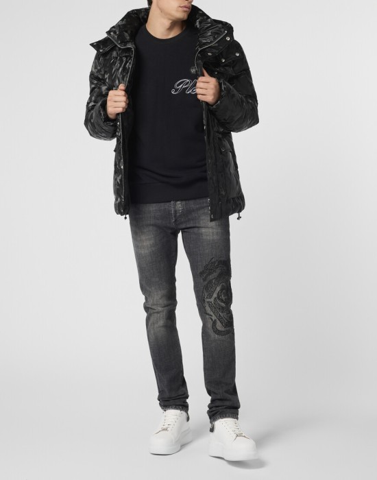 Товар черного цвета с внутренней стороны