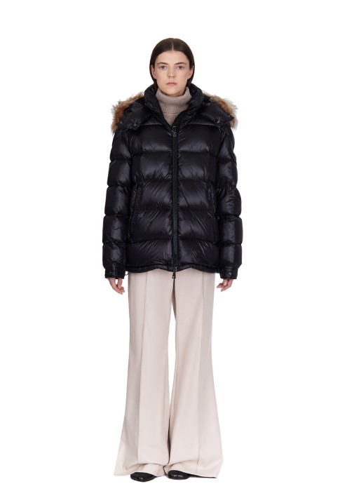 пуховик  от бренда moncler вид слева