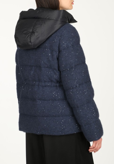 Товар синего цвета с внутренней стороны