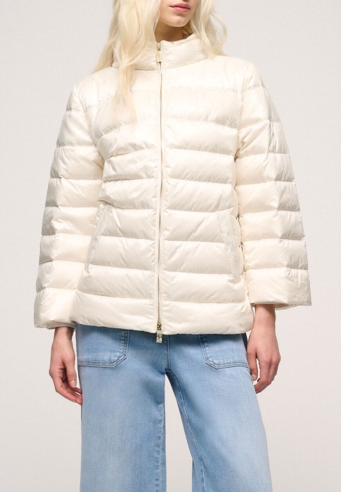 Товар белого цвета с внутренней стороны