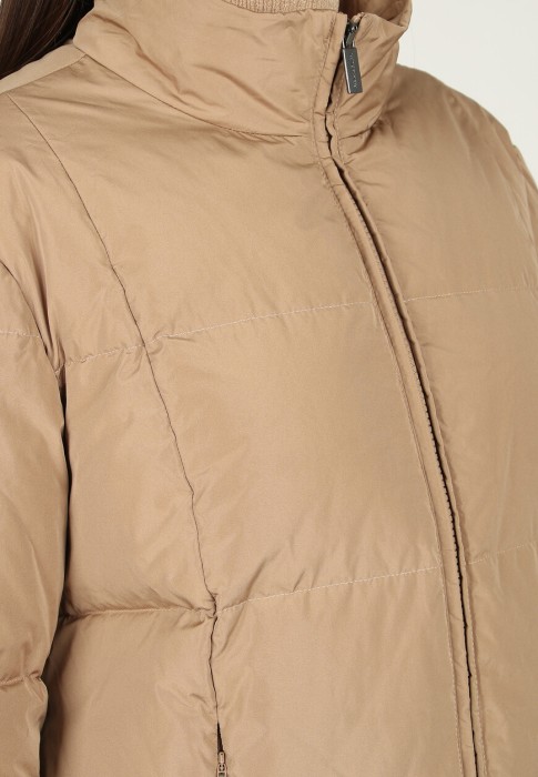 Товар бежевого цвета с внутренней стороны