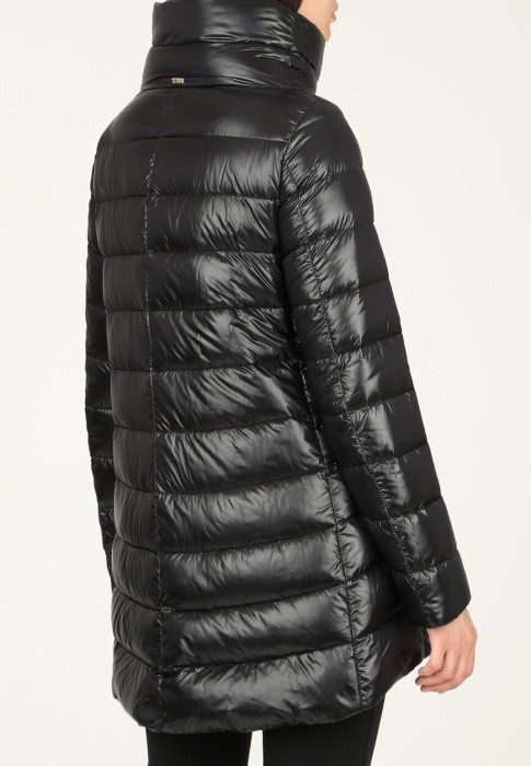 Товар черного цвета с внутренней стороны