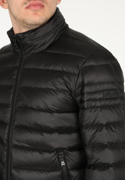 Товар черного цвета с внутренней стороны