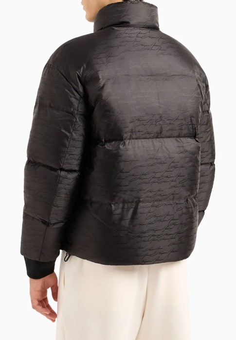 Товар черного цвета с внутренней стороны