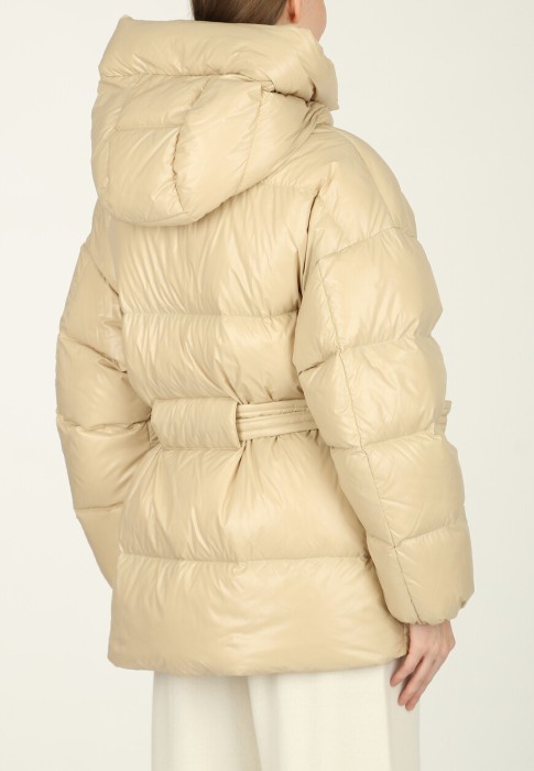 Товар бежевого цвета с внутренней стороны