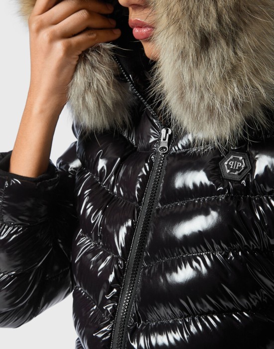 Товар черного цвета с внутренней стороны