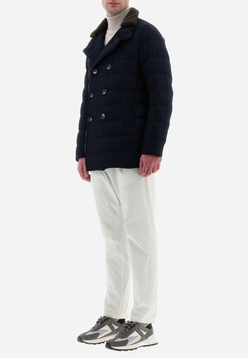 Товар синего цвета с внутренней стороны