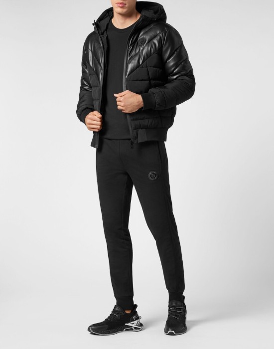 Товар черного цвета с внутренней стороны