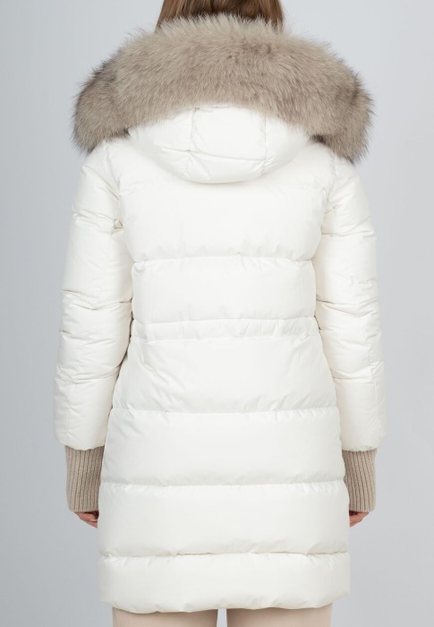 Товар белого цвета с внутренней стороны