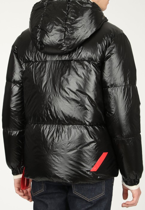 Товар черного цвета с внутренней стороны