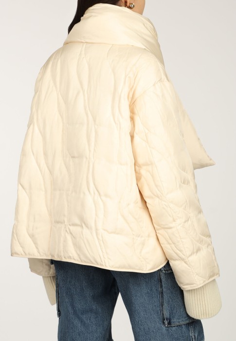 Товар бежевого цвета с внутренней стороны