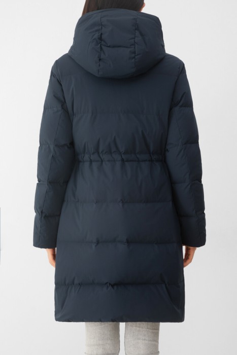 пуховик  по цене 94400 руб вид справа