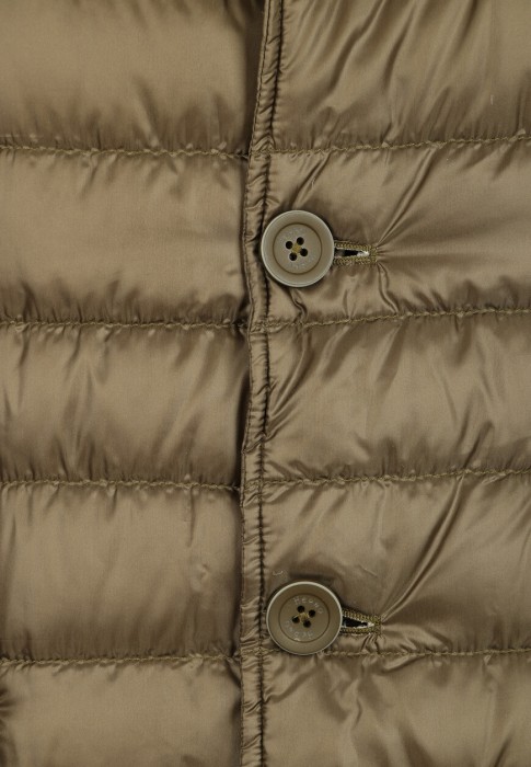 Товар зеленого цвета с внутренней стороны