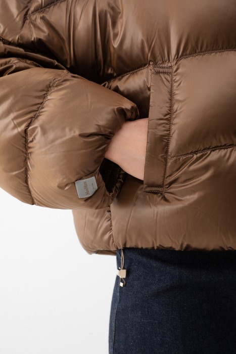 Товар коричневого цвета с внутренней стороны