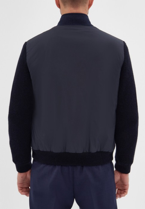 Товар синего цвета с внутренней стороны