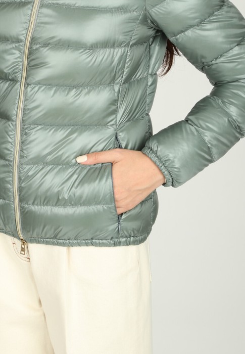 Товар зеленого цвета с внутренней стороны