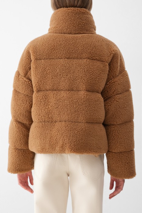 пуховик  от бренда max mara вид слева