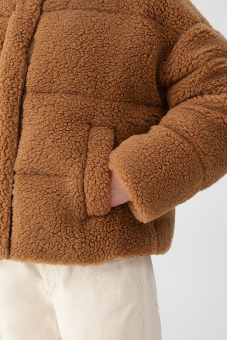 Товар коричневого цвета с внутренней стороны