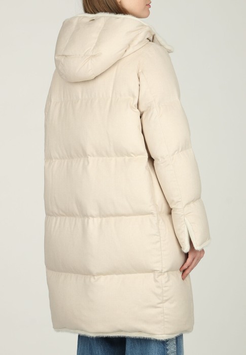 Товар бежевого цвета с внутренней стороны