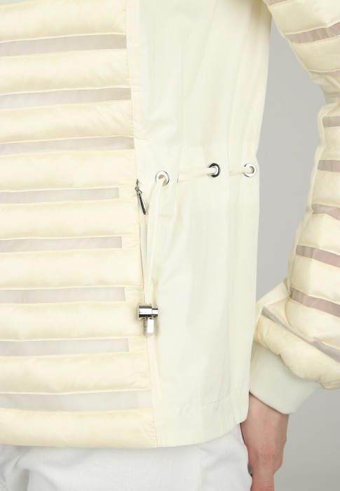 Товар белого цвета с внутренней стороны