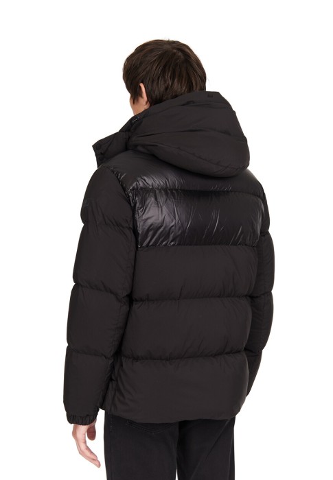 Товар черного цвета с внутренней стороны