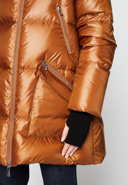 Товар коричневого цвета с внутренней стороны