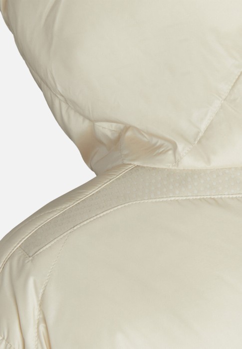 Товар бежевого цвета с внутренней стороны