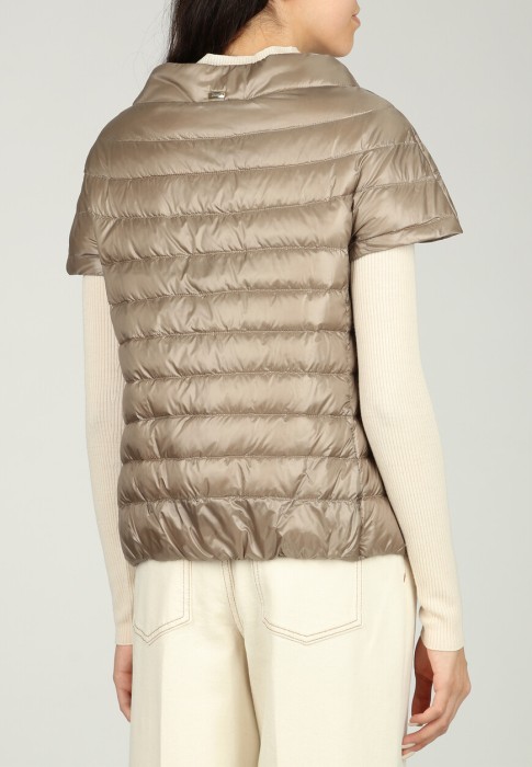 Товар коричневого цвета с внутренней стороны