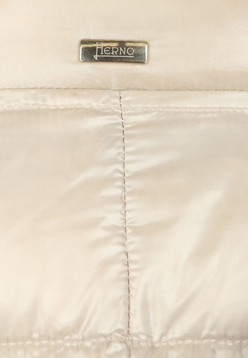 Товар бежевого цвета с внутренней стороны