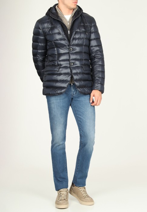 пуховик  по цене 104900 руб вид справа