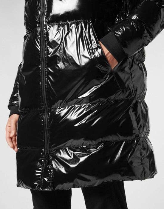 Товар черного цвета с внутренней стороны