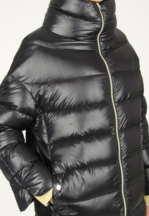 Товар черного цвета с внутренней стороны