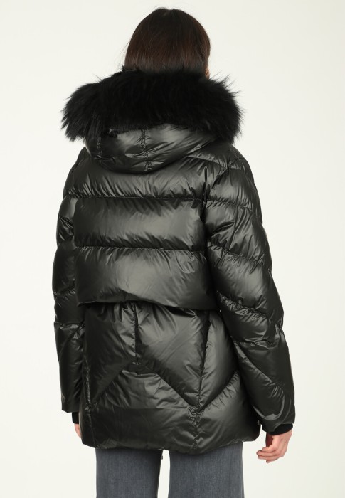 Товар черного цвета с внутренней стороны