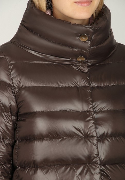 Товар коричневого цвета с внутренней стороны